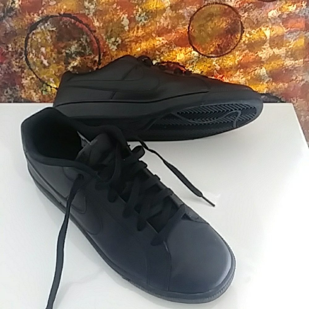 Black Nikes  10.5 Men🖤💪🏿